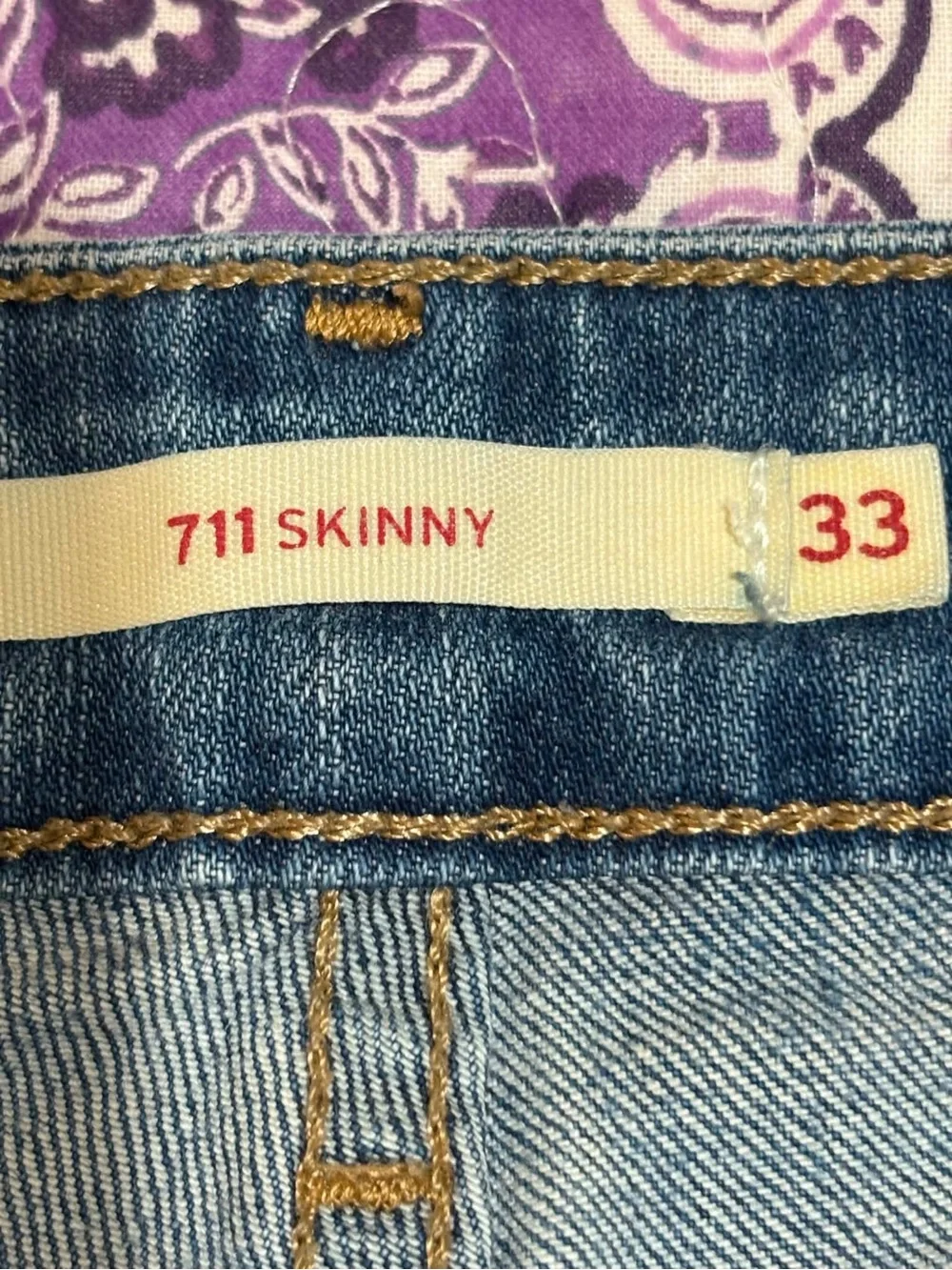 Levi's Mid Rise Women's Skinny Jeans in Medium Blue Wash size 33 x 32”